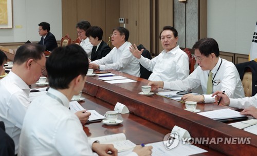 (LEAD) Yoon to review order to force striking truckers to return to work