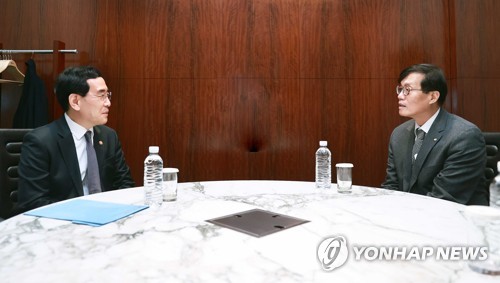(LEAD) Industry minister, BOK chief discuss economic situation