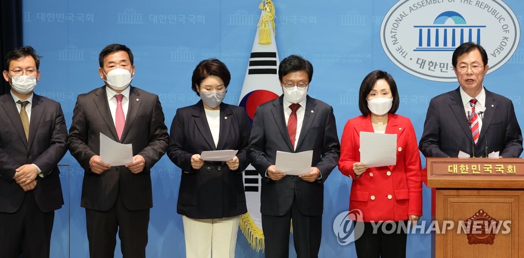 Rep. Lee Man-hee (R) of the ruling People Power Party speaks at a press conference at the National Assembly on Nov. 28, 2022, protesting against the main opposition Democratic Party's continued calls for Interior and Safety Minister Lee Sang-min to be fired. (Yonhap)
