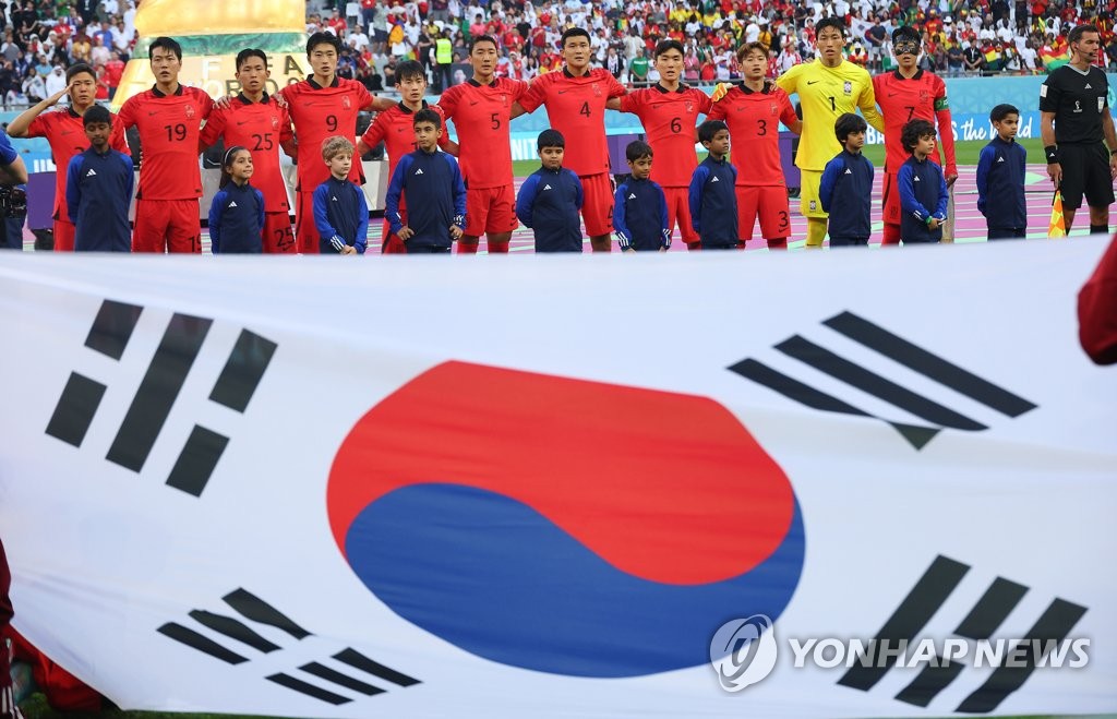 애국가 부르는 한국 선수들