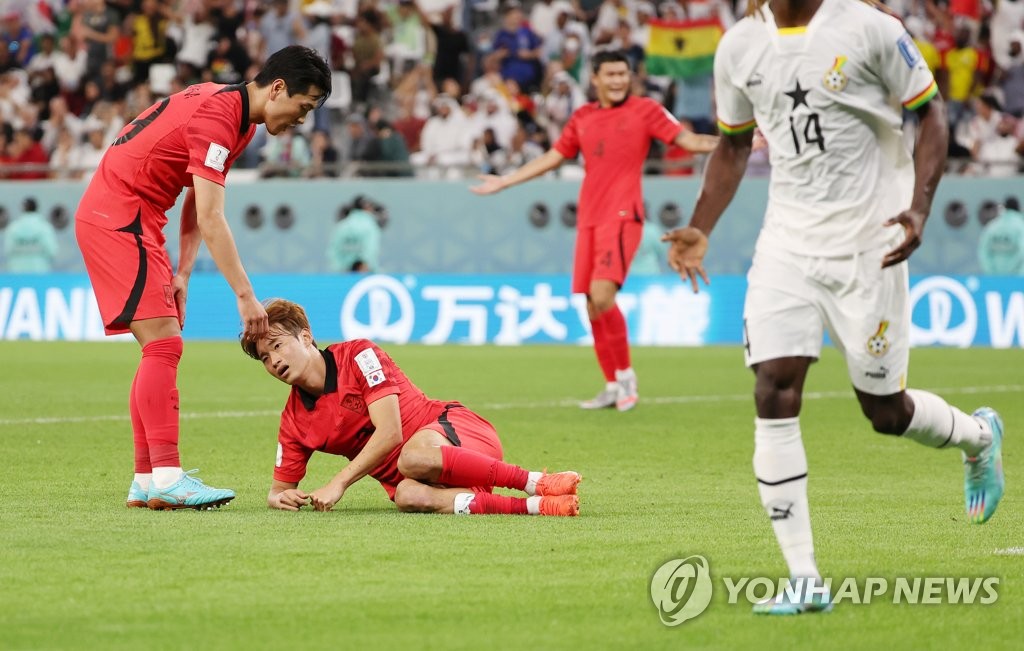 South Korean defender Kim Jin-su (C) stays on the ground after allowing a goal to Mohammed Kudus of Ghana during the teams' Group H match at the FIFA World Cup at Education City Stadium in Al Rayyan, west of Doha, on Nov. 28, 2022. (Yonhap)