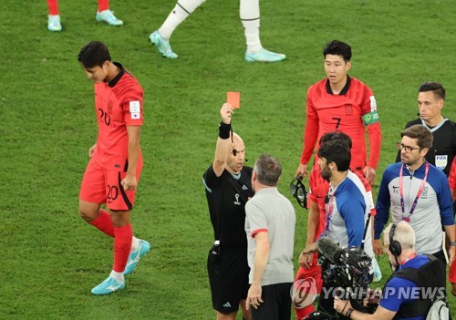 المدير الفني لمنتخب كوريا الجنوبية يتلقى بطاقة حمراء في المباراة ضد غانا