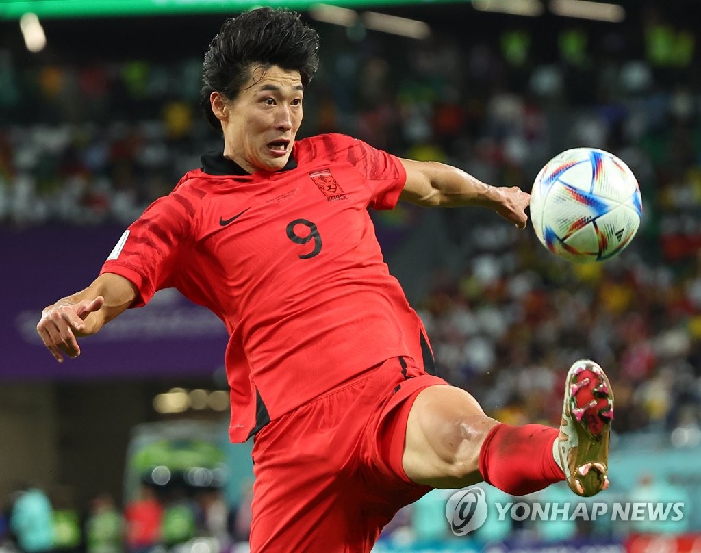 Cho Gue-sung of South Korea chases the loose ball against Ghana during the countries' Group H match at the FIFA World Cup at Education City Stadium in Al Rayyan, west of Doha, on Nov. 28, 2022. (Yonhap)