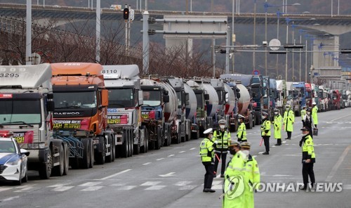 شركات الشحن تحث السائقين المضربين على التوقف عن الإضراب وبدء المفاوضات للتوصل إلى حل