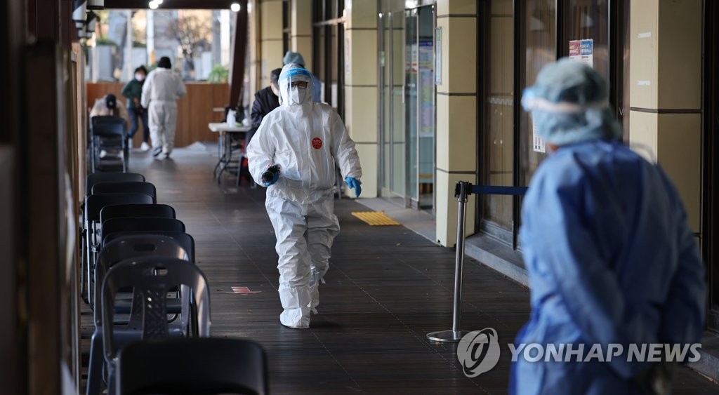 Des agents sanitaires dans un centre de dépistage pour le Covid-19 à Séoul, le mercredi 30 novembre 2022. 