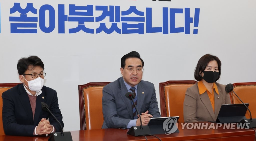 기자간담회하는 박홍근 원내대표