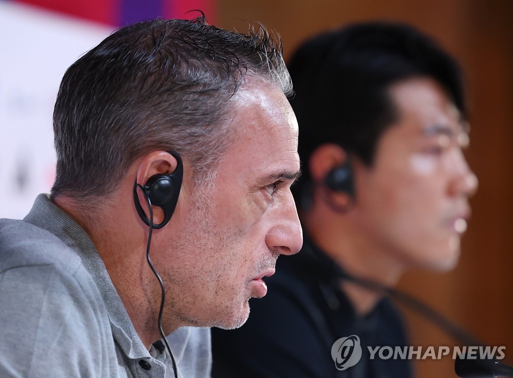 Bento and Kim Young-kwon hold an official press conference against Portugal