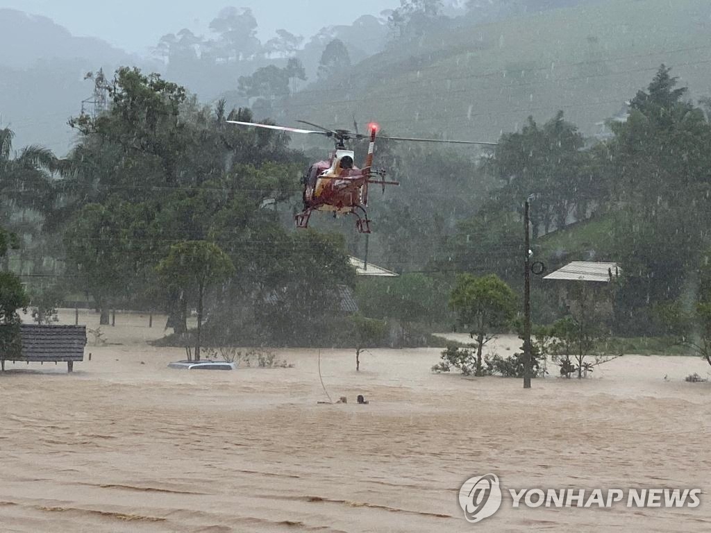 브라질 폭우현장서 인명구조 작업하는 소방대원들