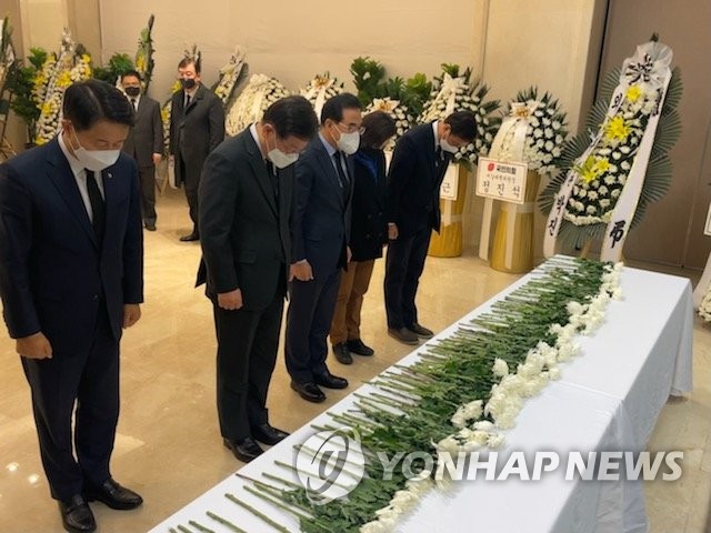 قادة الحزب الديمقراطي يزورون السفارة الصينية لدى سيئول لتقديم التعازي في وفاة الرئيس الصيني السابق