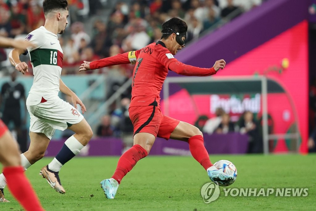 Son Heung-min of South Korea dribbles the ball against Portugal during the countries' Group H match at Education City Stadium in Al Rayyan, west of Doha, on Dec. 2, 2022. (Yonhap)