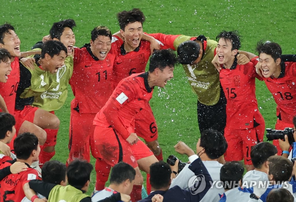 Son Heung-min of South Korea (C) celebrates with teammates after the team clinched a spot in the round of 16 at the FIFA World Cup with a 2-1 victory over Portugal at Education City Stadium in Al Rayyan, west of Doha, on Dec. 2, 2022. (Yonhap)