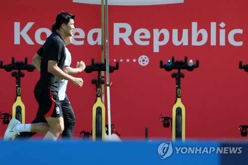(World Cup) Injured defender Kim Min-jae back up and running on eve of Brazil match