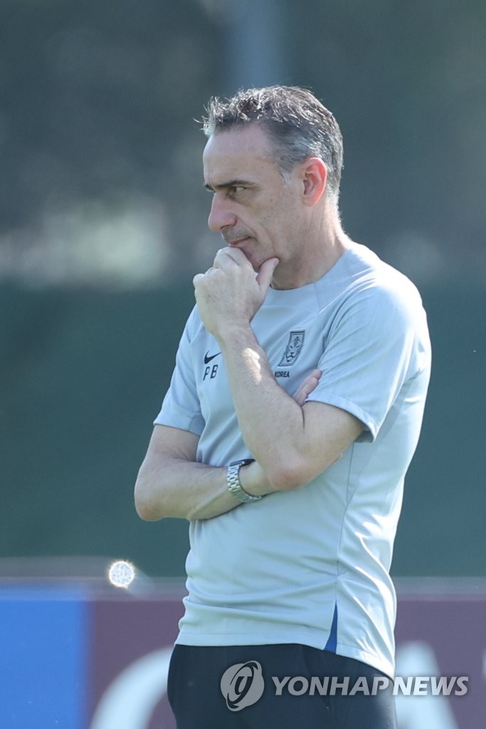 South Korea head coach Paulo Bento watches his team during a training session for the round of 16 match against Brazil at the FIFA World Cup at Al Egla Training Site in Doha on Dec. 4, 2022. (Yonhap)