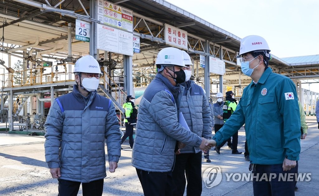 한덕수 총리, 고양 저유소 방문…화물연대 대응상황 점검