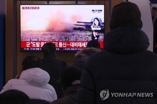 ソウル駅で北朝鮮の砲撃に関するニュースを見る人たち＝（聯合ニュース）