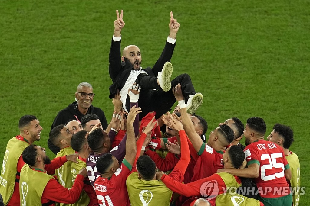 모로코, 사상 첫 월드컵 8강 진출…헹가래 받는 감독
