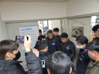 경북경찰, '파업불참시 응징' 문자 화물연대 포항본부 압수수색(종합)