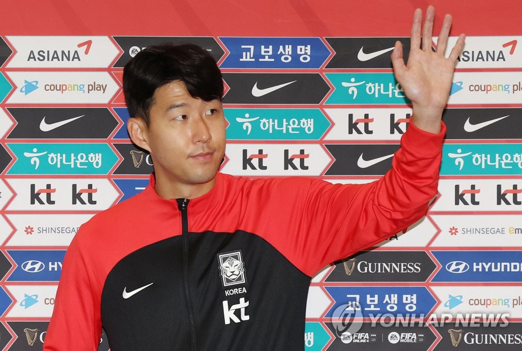 South Korea captain Son Heung-min waves to fans at Incheon International Airport, just west of Seoul, after returning home from the FIFA World Cup in Qatar on Dec. 7, 2022. (Yonhap)