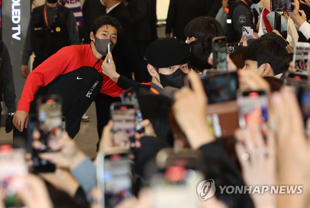 South Korean forward Cho Gue-sung is greeted by fans at Incheon International Airport, west of Seoul, after returning home from the FIFA World Cup in Qatar on Dec. 7, 2022. (Yonhap)