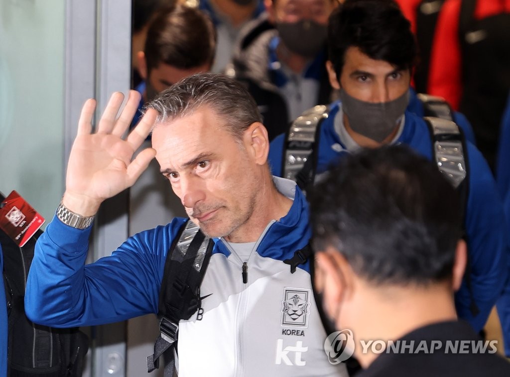 South Korea head coach Paulo Bento waves to fans at Incheon International Airport, just west of Seoul, after returning home from the FIFA World Cup in Qatar on Dec. 7, 2022. (Yonhap)