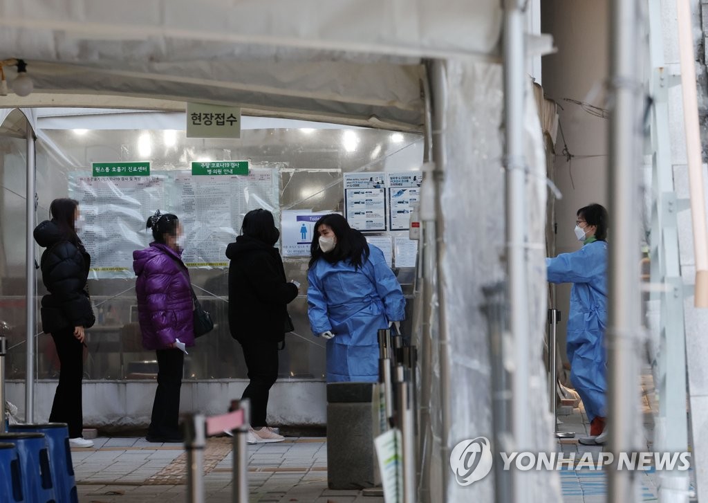 ソウル市内の新型コロナウイルス検査所で順番を待つ人々＝８日、ソウル（聯合ニュース）