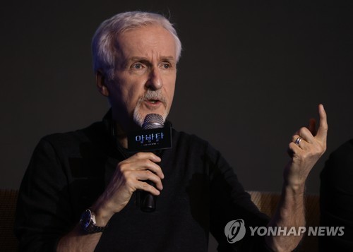 Le réalisateur du film «Avatar : la voie de l'eau», James Cameron, prend la parole lors d'une conférence de presse à l'hôtel Conrad Seoul à Yeouido, le vendredi 9 décembre 2022. 