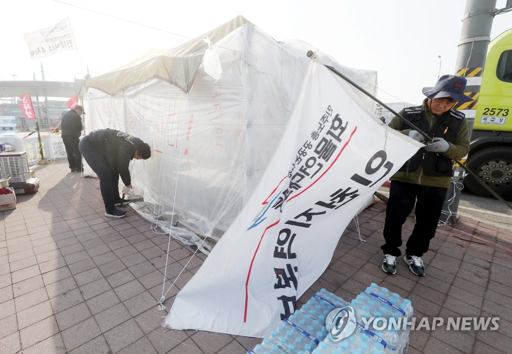파업 텐트 철거하는 화물연대 노조원들