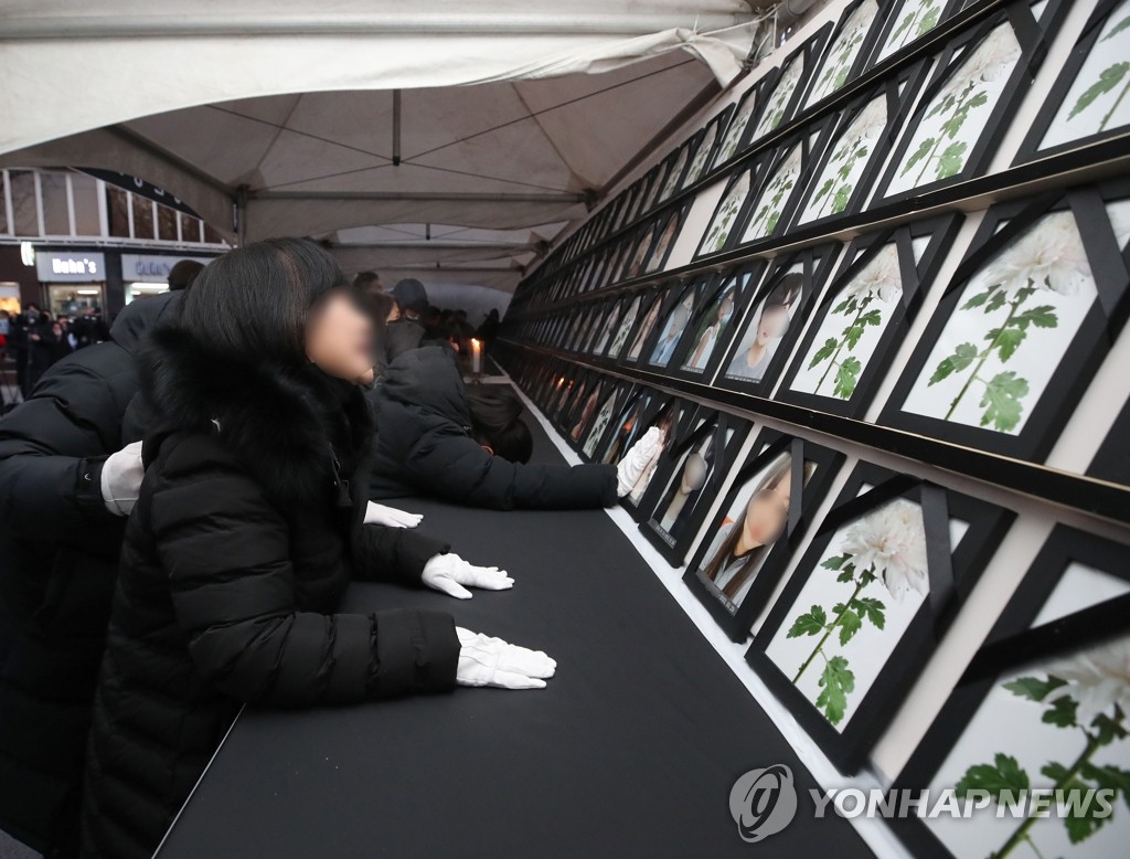 (LEAD) Bereaved Families Of Itaewon Crush Victims Set Up Mourning Altar ...