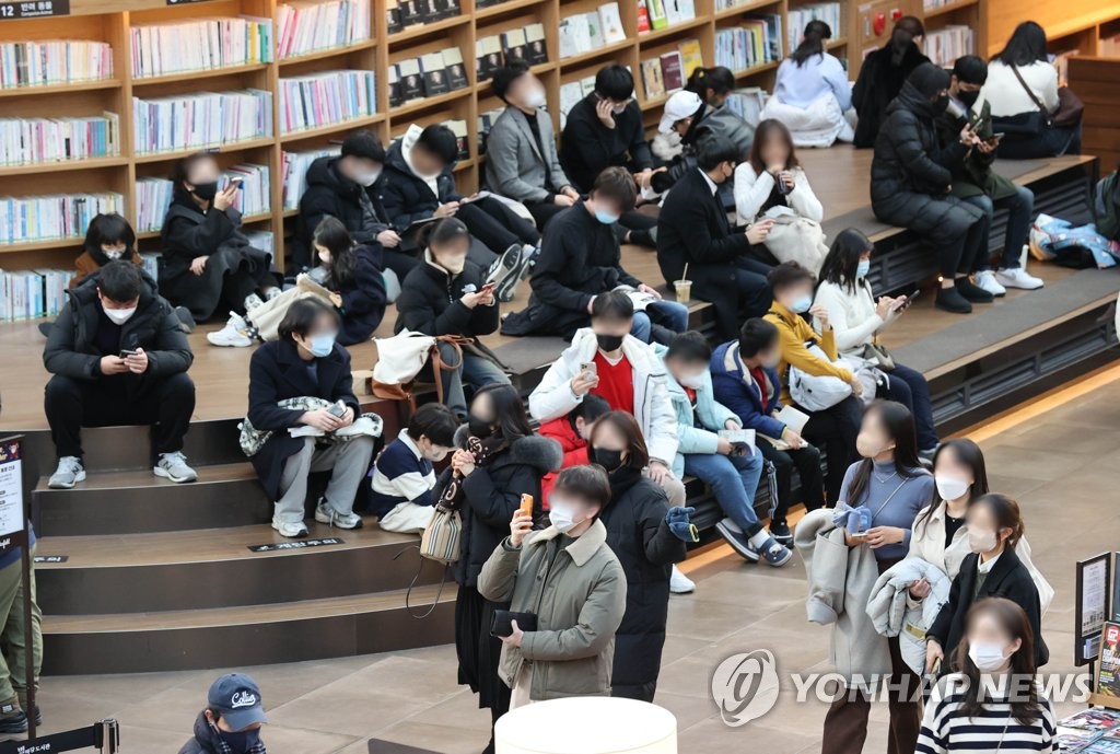マスク着用義務の解除に対する人々の関心は高い。ソウル市内のショッピングモールの様子（資料写真）＝（聯合ニュース）