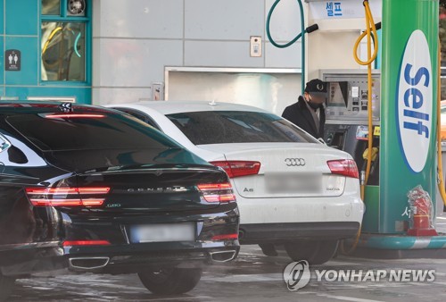 ソウル市内のガソリンスタンドで給油中の車（資料写真）＝（聯合ニュース）