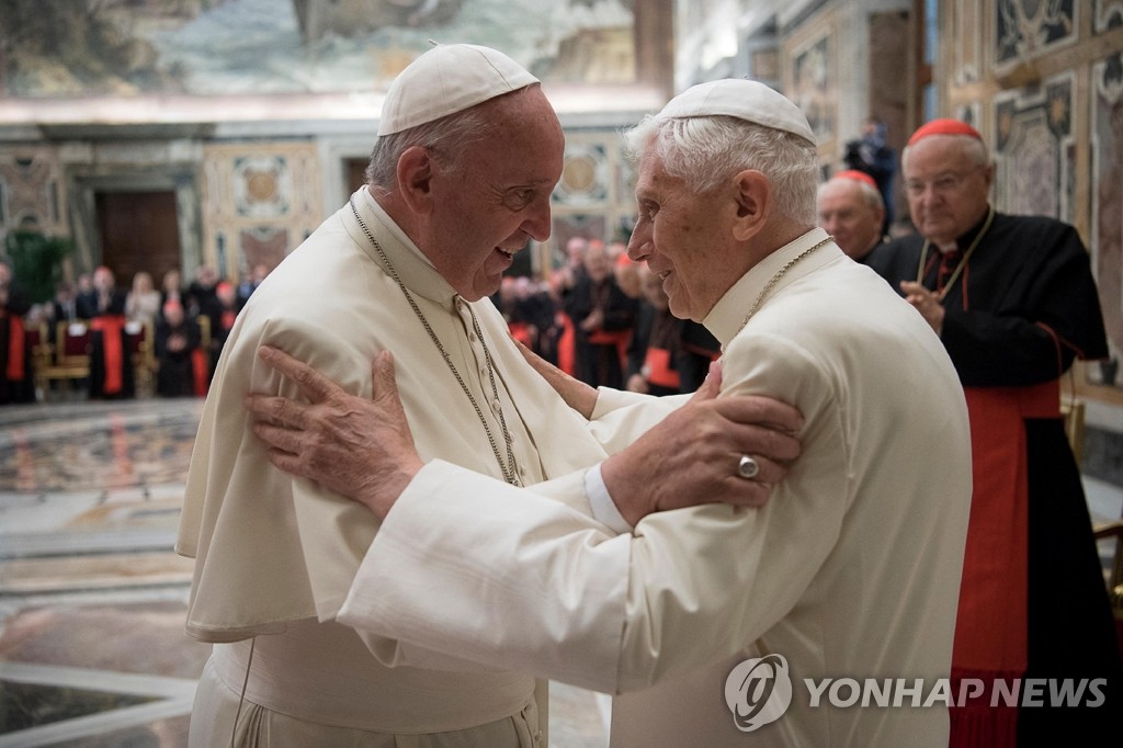 인사하는 프란치스코 교황과 베네딕토 16세 전임 교황