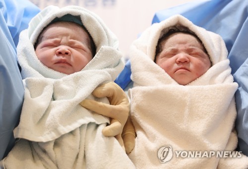 La foto de archivo, tomada el 1 de enero de 2023, muestra unos gemelos nacidos justo después de la medianoche.