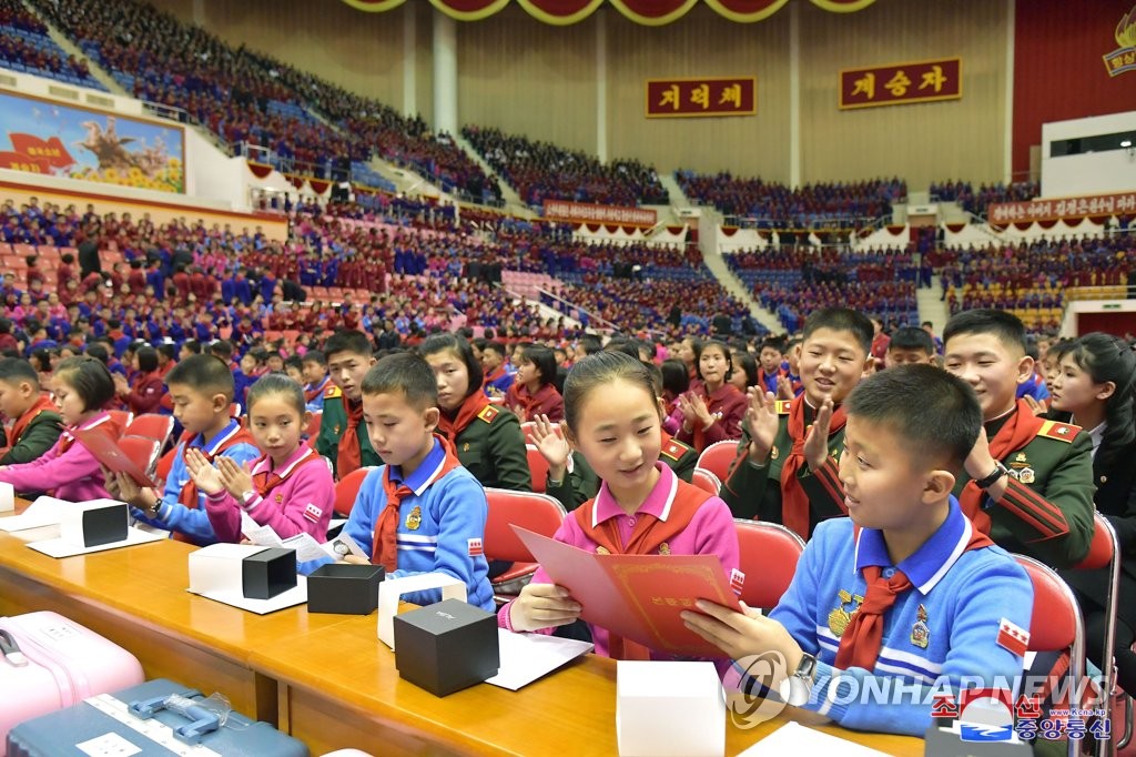 زعيم كوريا الشمالية يقدم ساعات اليد كهدايا لأعضاء اتحاد الأطفال - 3