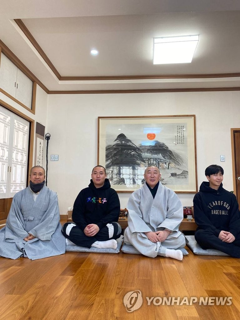 華厳寺を訪れたＲＭ（右端、華厳寺提供）＝（聯合ニュース）≪転載・転用禁止≫