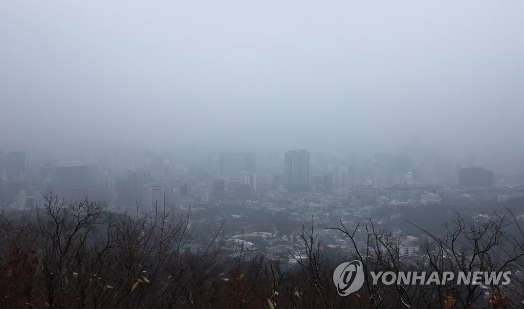 Seúl está cubierta de polvo fino el 7 de enero de 2023. (Yonhap)