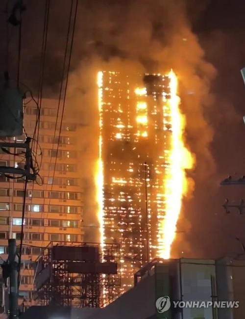 행안장관, 부산 주차타워 화재에 "인근 건물 2차피해 없도록"