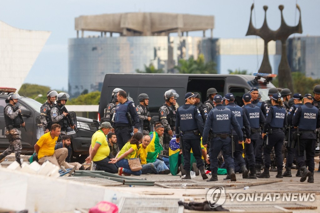 '브라질판 의회 폭동'…前 대통령 지지자들 체포하는 군 병력