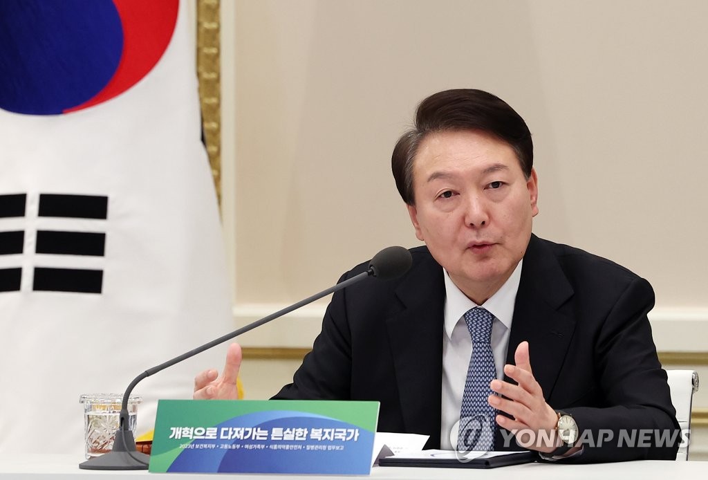 Le président Yoon Suk Yeol prend la parole durant un rapport politique par le ministère de l'Emploi et du Travail, le ministère de la Santé et des Affaires sociales, le ministère de l'Egalité hommes-femmes, le ministère de la Sécurité des denrées alimentaires et des médicaments et l'Agence coréenne de contrôle et prévention des maladies (KDCA), à Cheong Wa Dae à Séoul, le lundi 9 janvier 2023. 