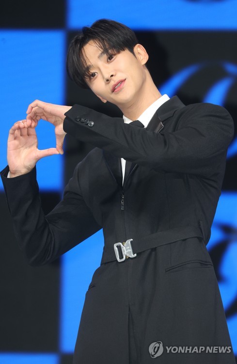 SF9 로운, 팀 탈퇴…"연기 활동 전념"