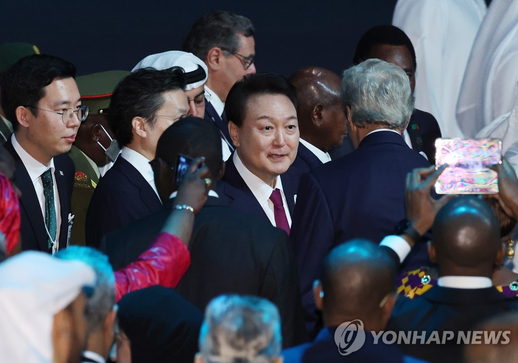 El presidente surcoreano, Yoon Suk Yeol (centro), asiste a la ceremonia de inauguración de la Semana de la Sostenibilidad de Abu Dabi, el 16 de enero de 2023, en el Centro Nacional de Exposiciones de Abu Dabi, en la capital emiratí.