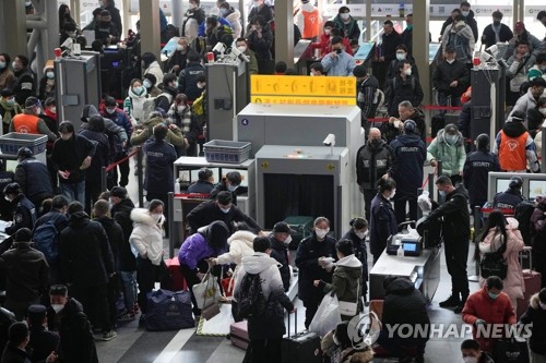 中 상하이 기차역에서 보안 검사받는 여행객들