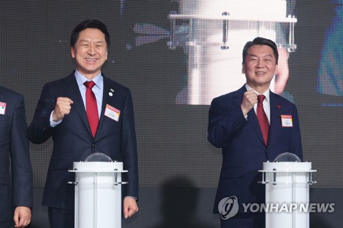 Election à la présidence du PPP : Kim Gi-hyeon devant Ahn Cheol-soo dans un sondage