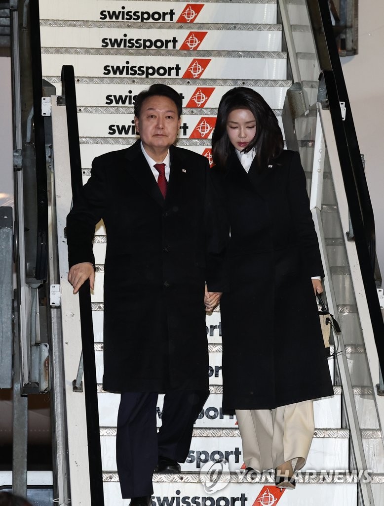 スイスのチューリヒ空港に到着した尹大統領夫妻＝１７日、チューリヒ（聯合ニュース）