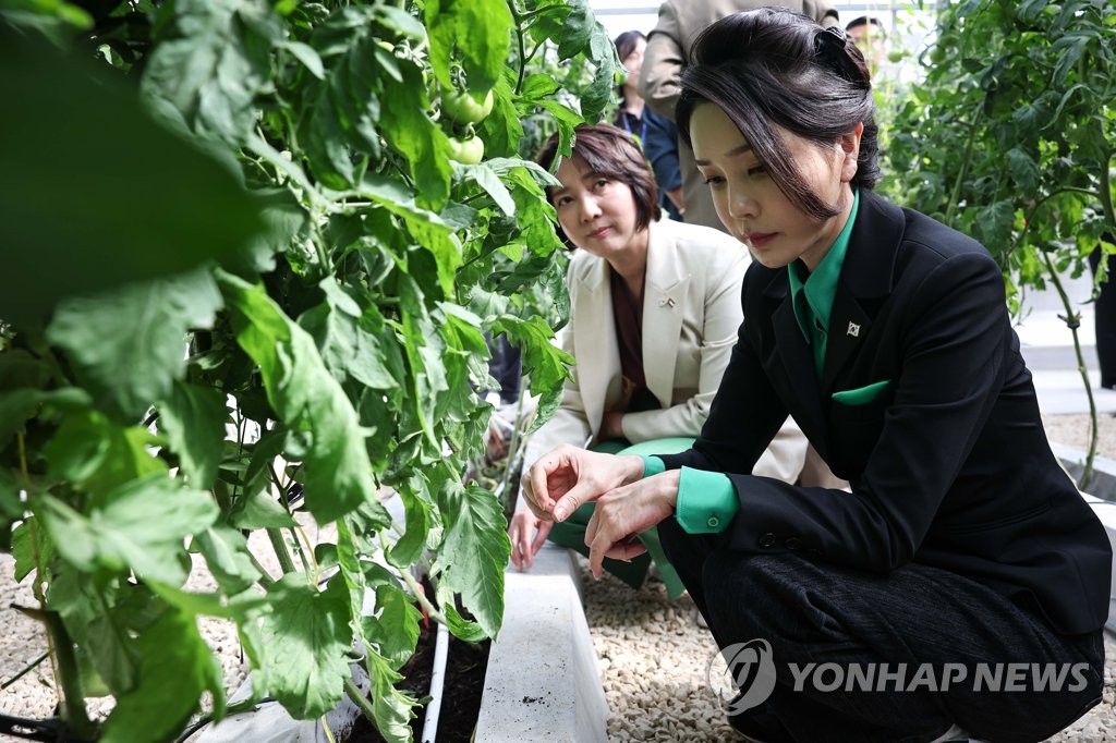 First lady Kim Keon Hee, right, looks at tomato plants at a smart farm run by South Korean company AgroTech in Dubai, January 17, 2023.  (Yonhap News Agency)