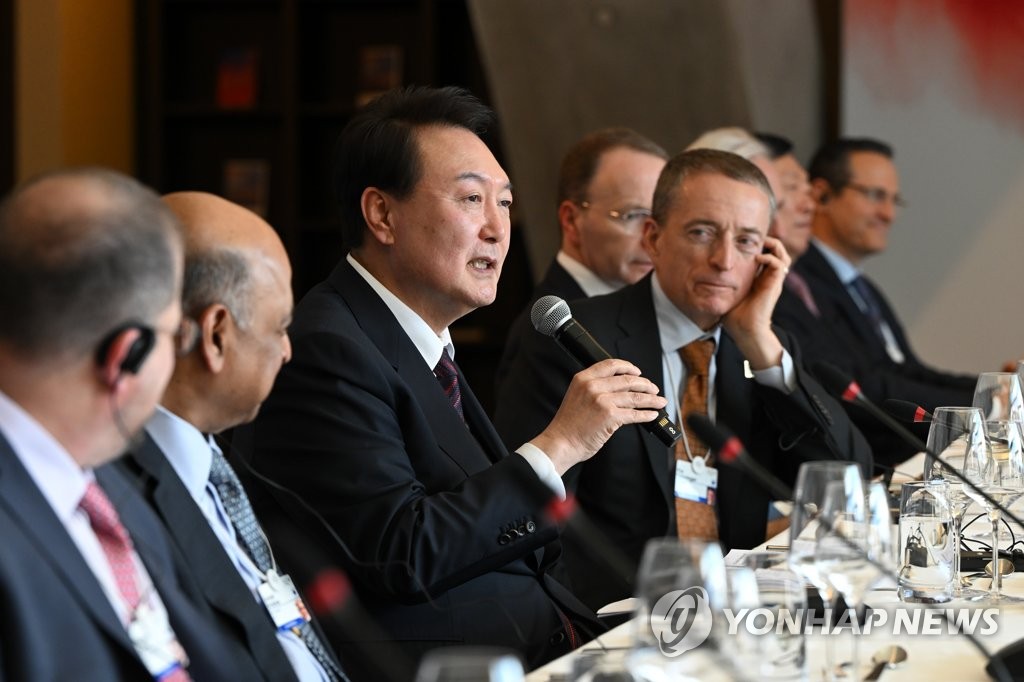 Yoon se presenta como el 'vendedor nº 1' de Corea del Sur ante los directores ejecutivos globales