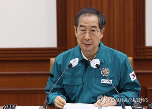 El primer ministro, Han Duck-soo, preside una reunión gubernamental de respuesta al virus, el 20 de enero de 2023, en el complejo gubernamental, en Seúl.