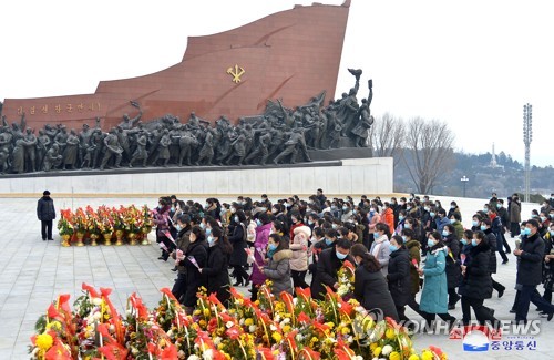 설 맞아 김일성·김정일 동상에 헌화하는 북한 주민들