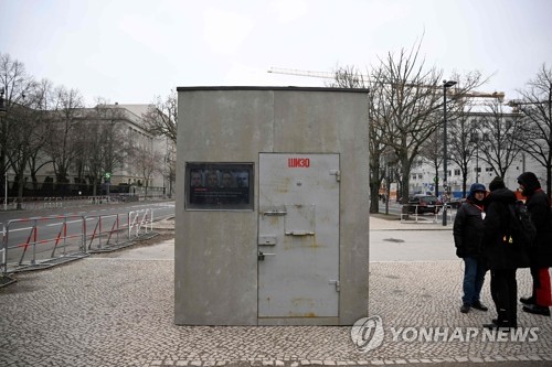 베를린 러' 대사관 앞에 설치된 '푸틴 정적' 나발니 감방 모형