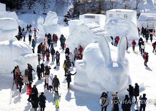 '겨울추억'…주말 관광객으로 북적이는 태백산 눈축제
