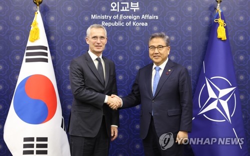 El canciller surcoreano con el jefe de la OTAN